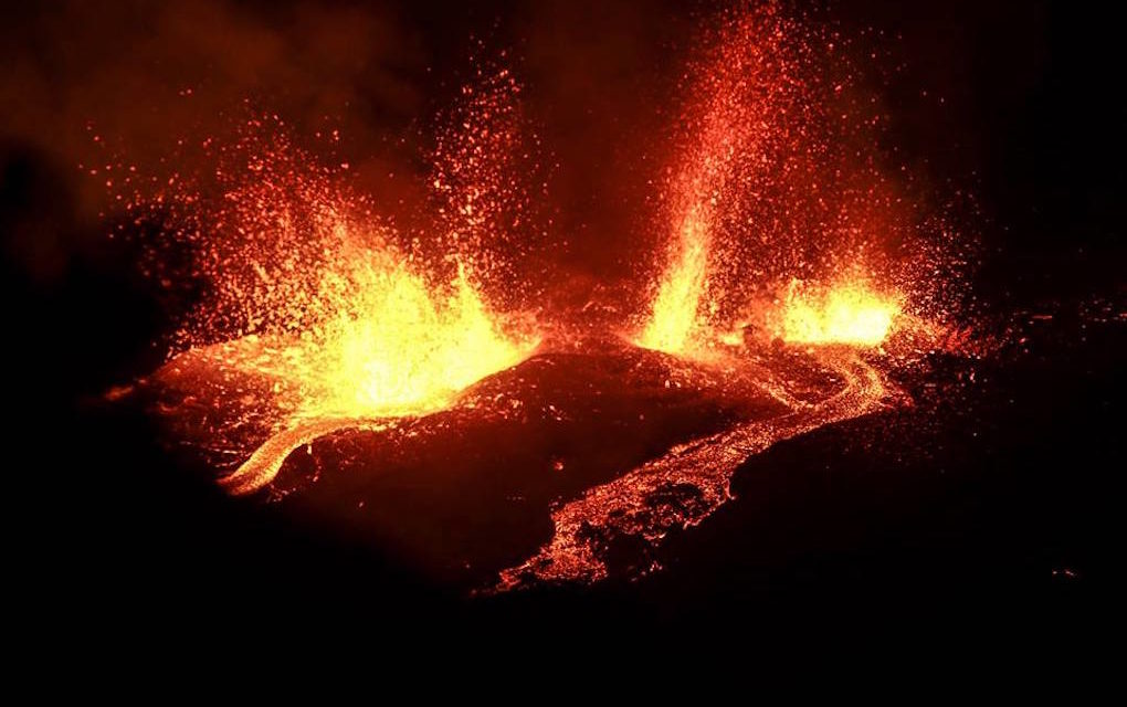 Le volcan est entré en éruption