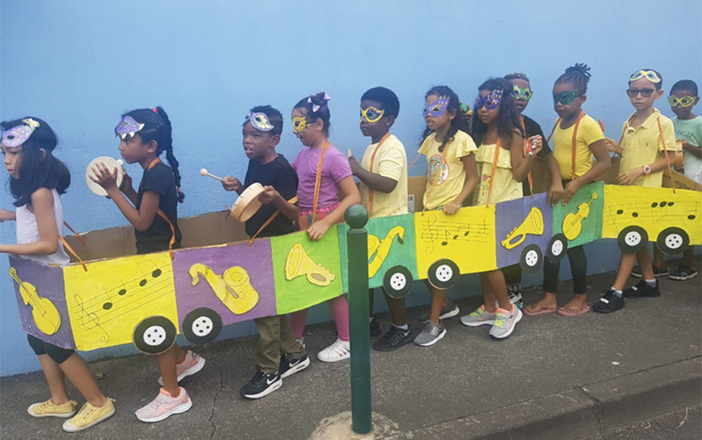 St-Denis: Les enfants font du bruit pour le carnaval à l’école Bossard
