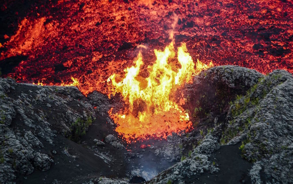 Le volcan en éruption, la première de l’année