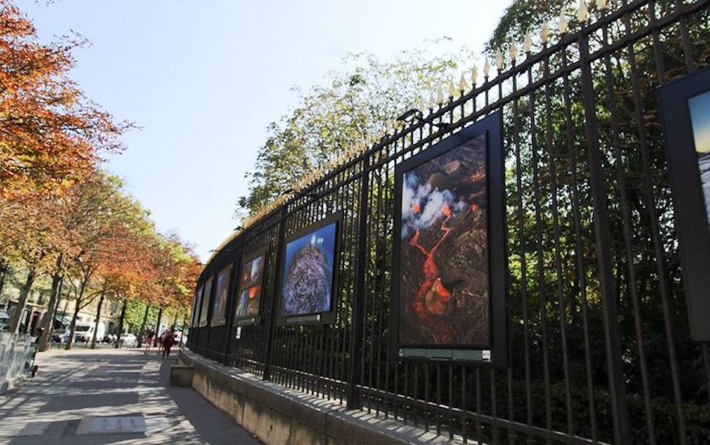 Des paysages de La Réunion exposés sur les grilles du Jardin du Luxembourg, à Paris