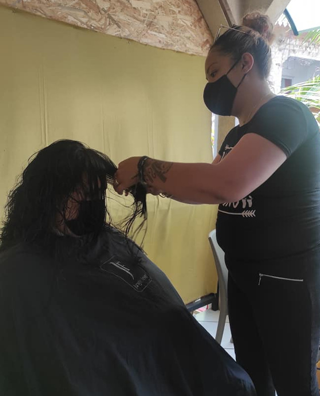 séance de coiffure par Bertel Solidaire Réunion