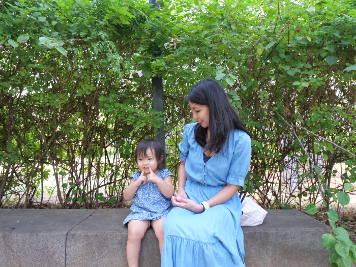 La YouTubeuse japonaise Saki Chane et sa fille.